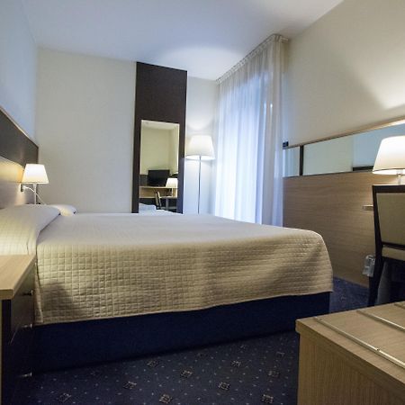 Hotel Augustus Риччоне Экстерьер фото