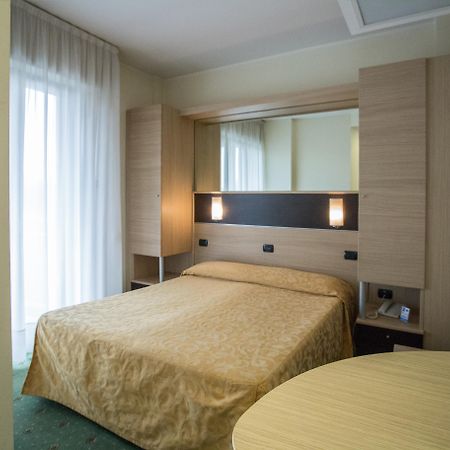 Hotel Augustus Риччоне Экстерьер фото