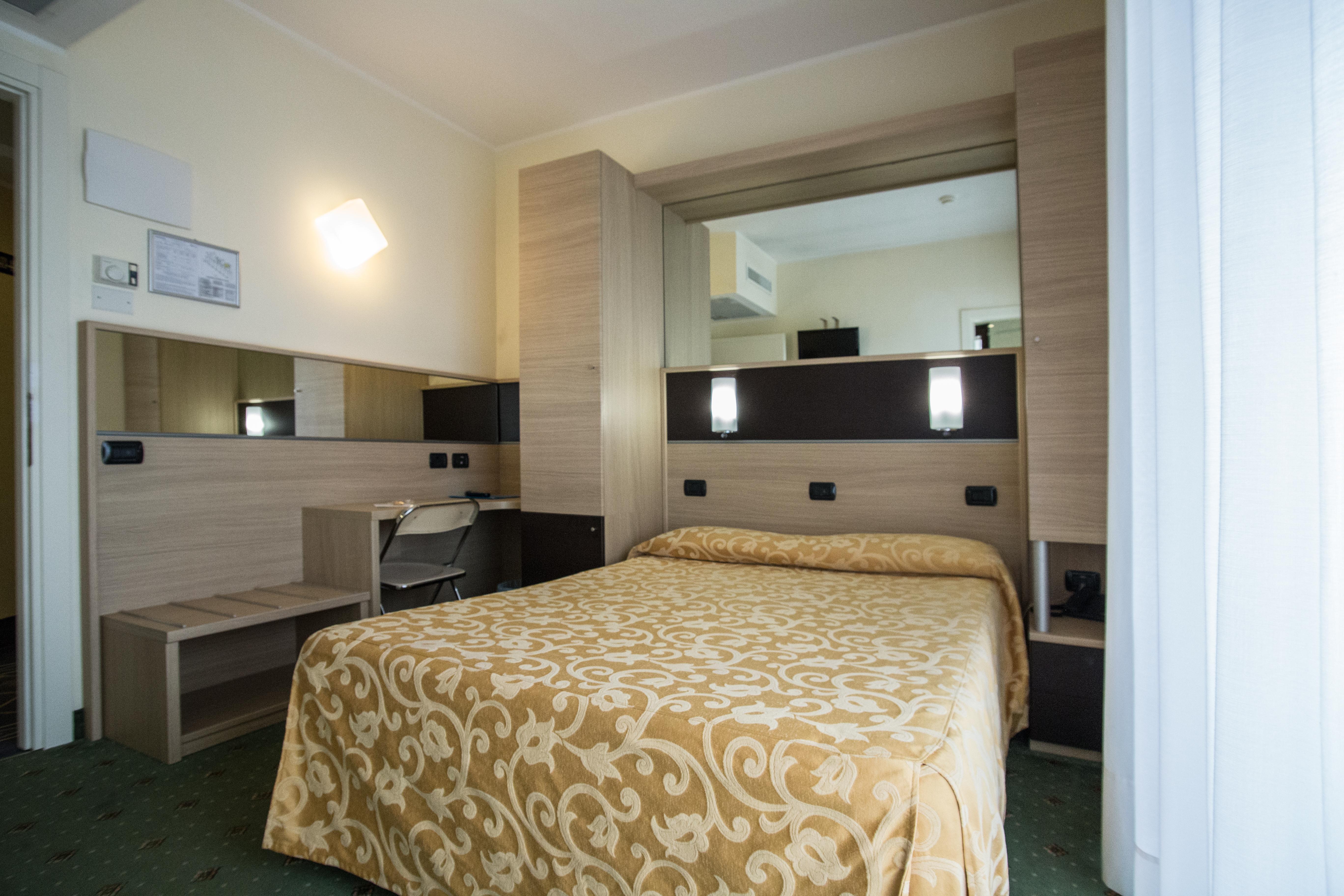 Hotel Augustus Риччоне Экстерьер фото
