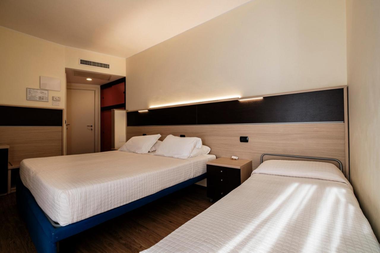 Hotel Augustus Риччоне Экстерьер фото