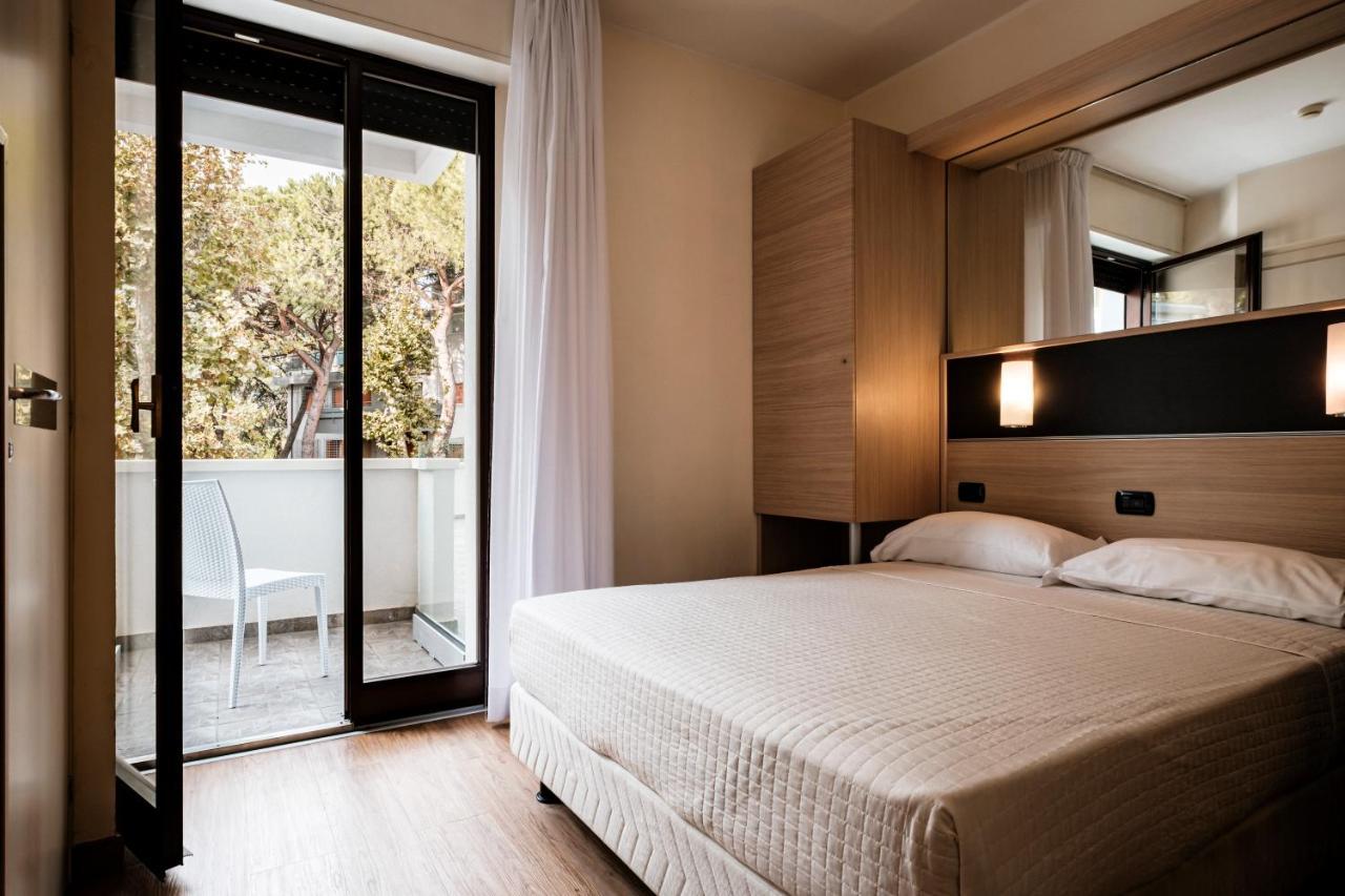 Hotel Augustus Риччоне Экстерьер фото