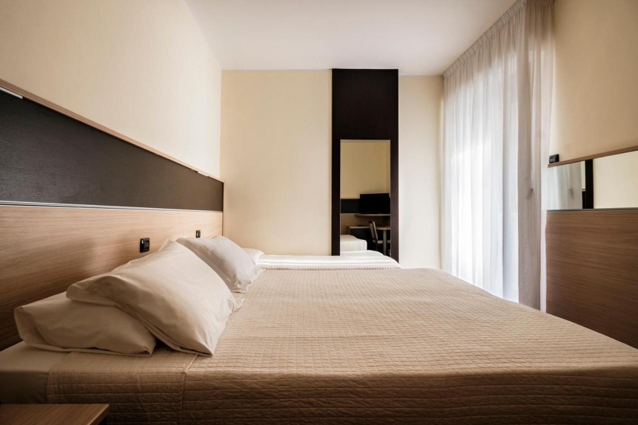 Hotel Augustus Риччоне Экстерьер фото