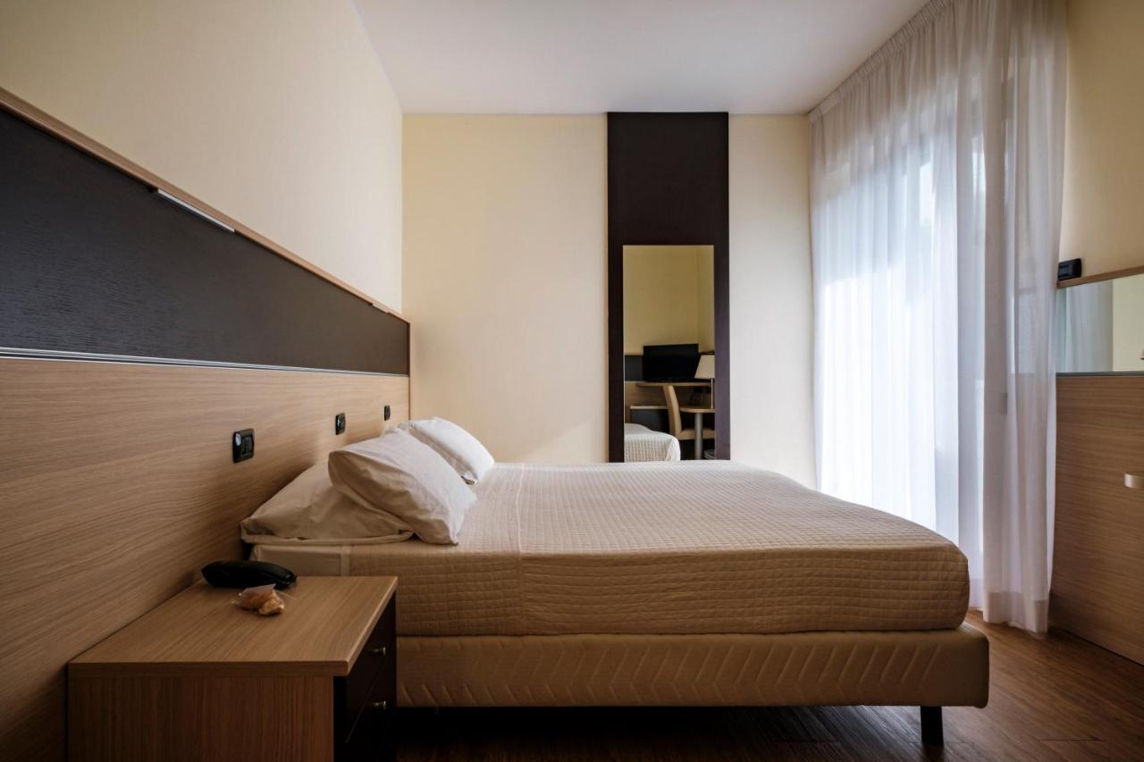 Hotel Augustus Риччоне Экстерьер фото