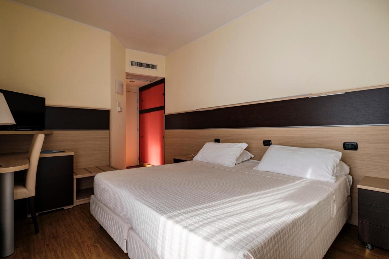 Hotel Augustus Риччоне Экстерьер фото