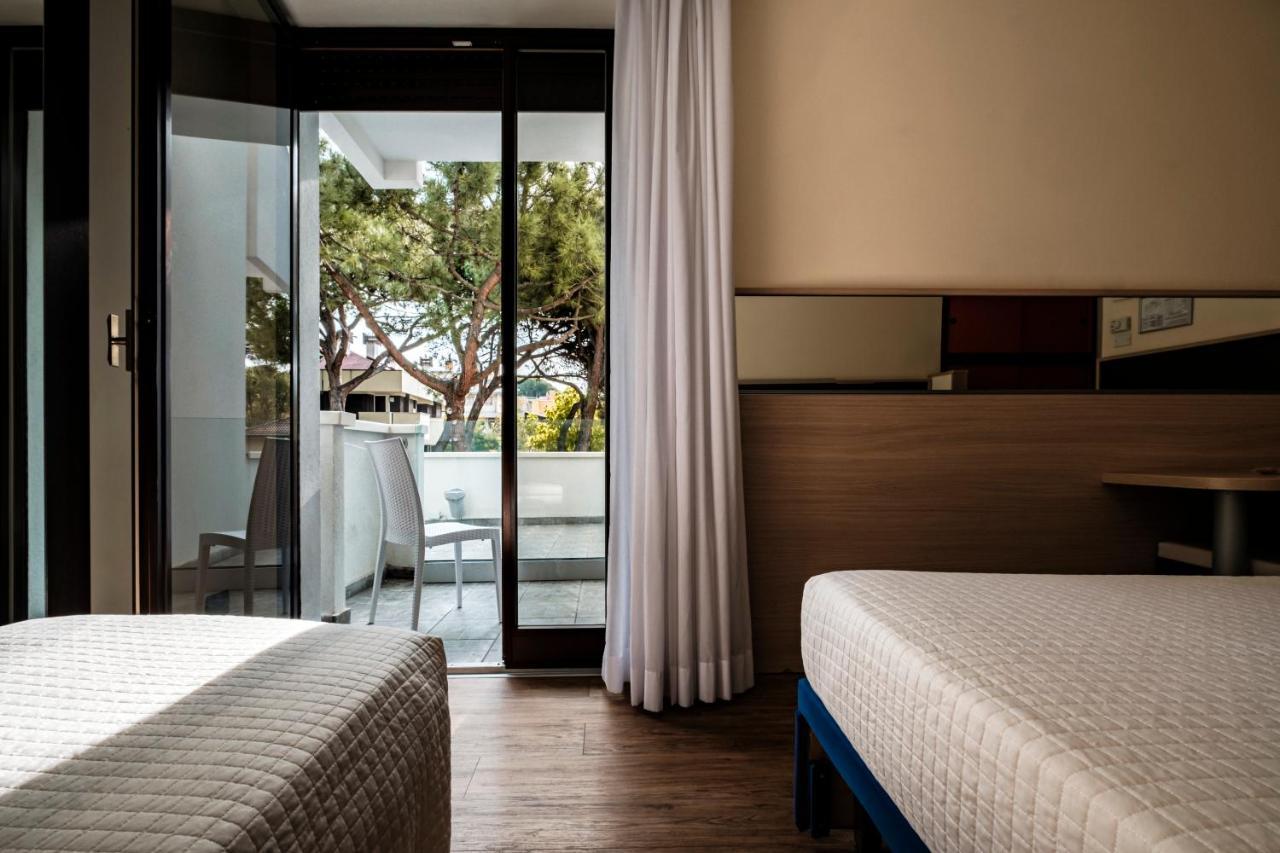 Hotel Augustus Риччоне Экстерьер фото