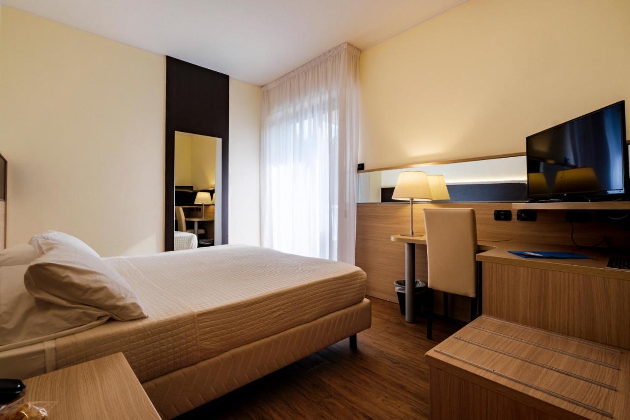 Hotel Augustus Риччоне Экстерьер фото