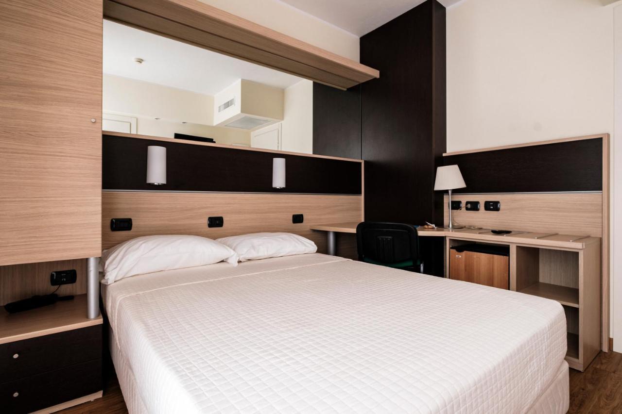 Hotel Augustus Риччоне Экстерьер фото
