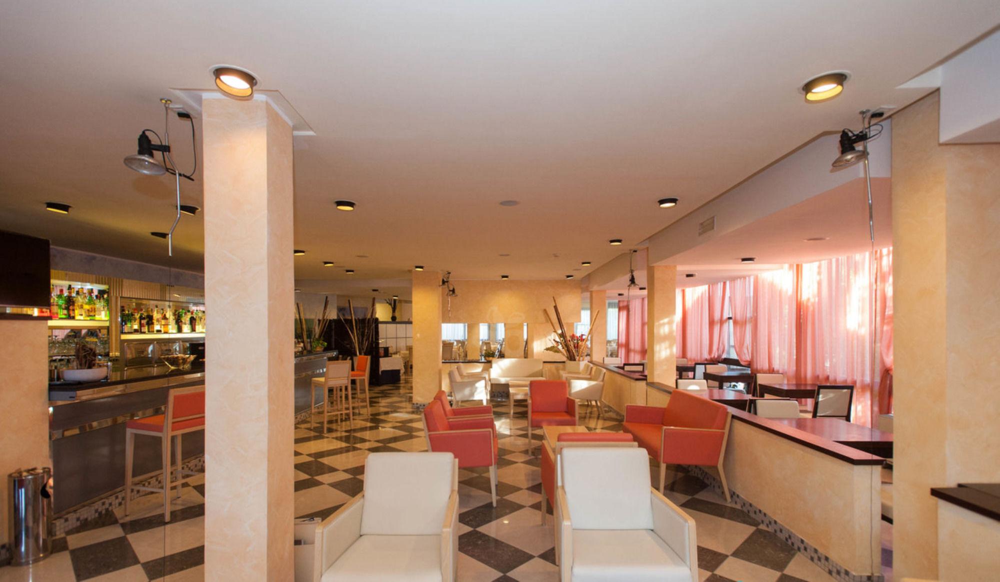 Hotel Augustus Риччоне Экстерьер фото