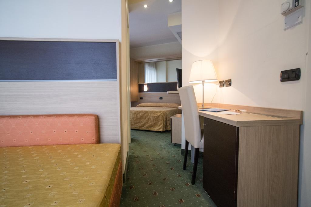 Hotel Augustus Риччоне Экстерьер фото
