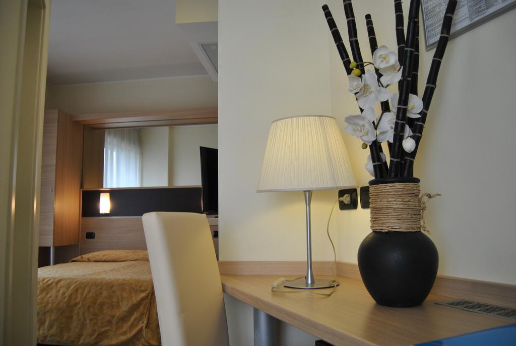 Hotel Augustus Риччоне Экстерьер фото