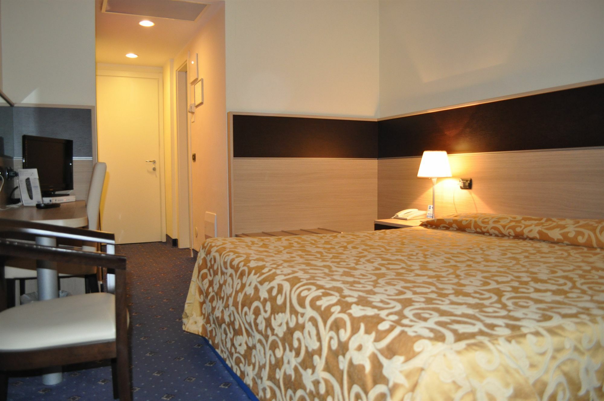 Hotel Augustus Риччоне Экстерьер фото
